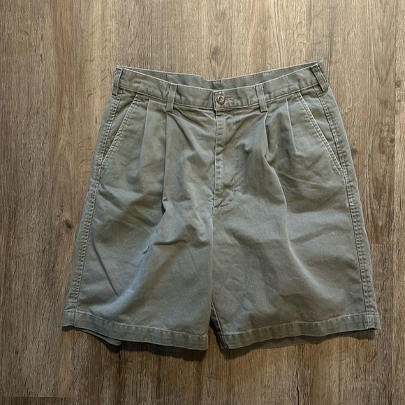 HAGGAR SHORTS SIZE(32) - Picture 1 of 5